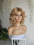 Peruka piaskowy blond Giselle naturalne fale loki
