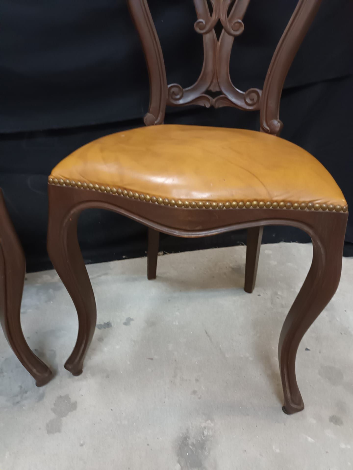 2 cadeiras em madeira e pele sintética