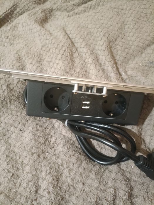 Вбудована розетка з USB