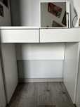 toaletka IKEA z czerwonymi szufladami