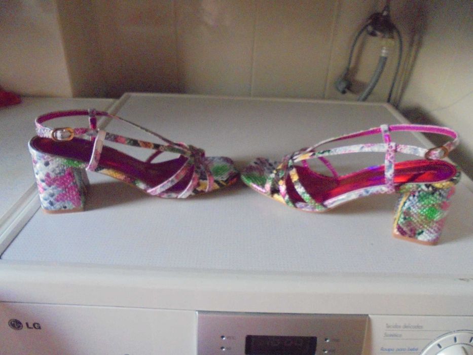 sandálias de senhora muito coloridas