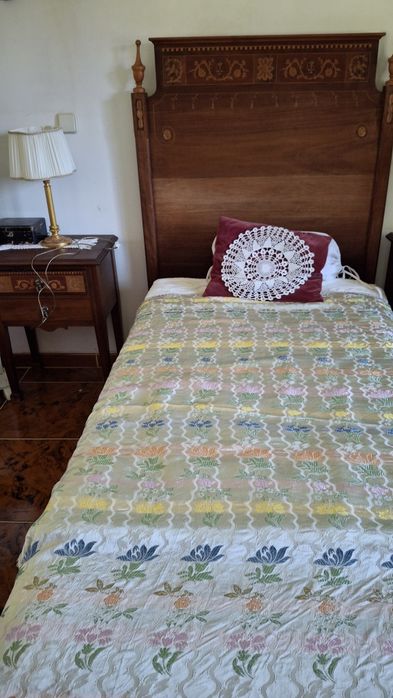 Mobília de quarto com cama D. Maria e mesa de cabeceira, cadeira apara