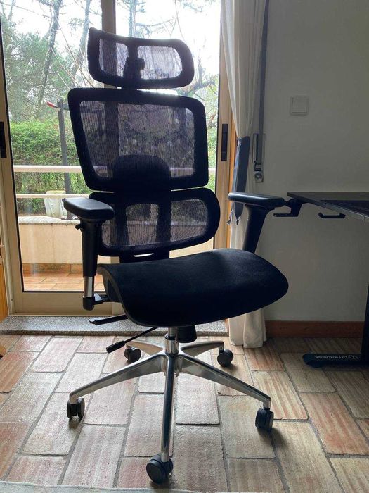 Mesa sentado/em pé, elétrico preto, 140x68 cm e cadeira