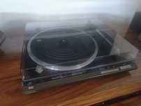 Gramofon Technics SL QD33 z kompletem przewodów, gotowy do gry.
