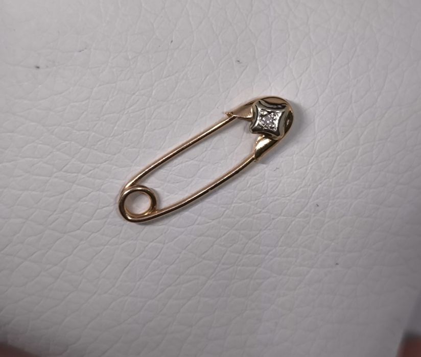Булавка золотая с бриллиантом. Вес 0.65