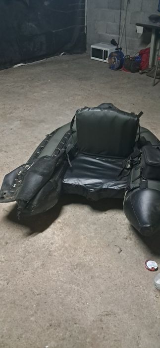 Pato de pesca pouco usado e assessórios.