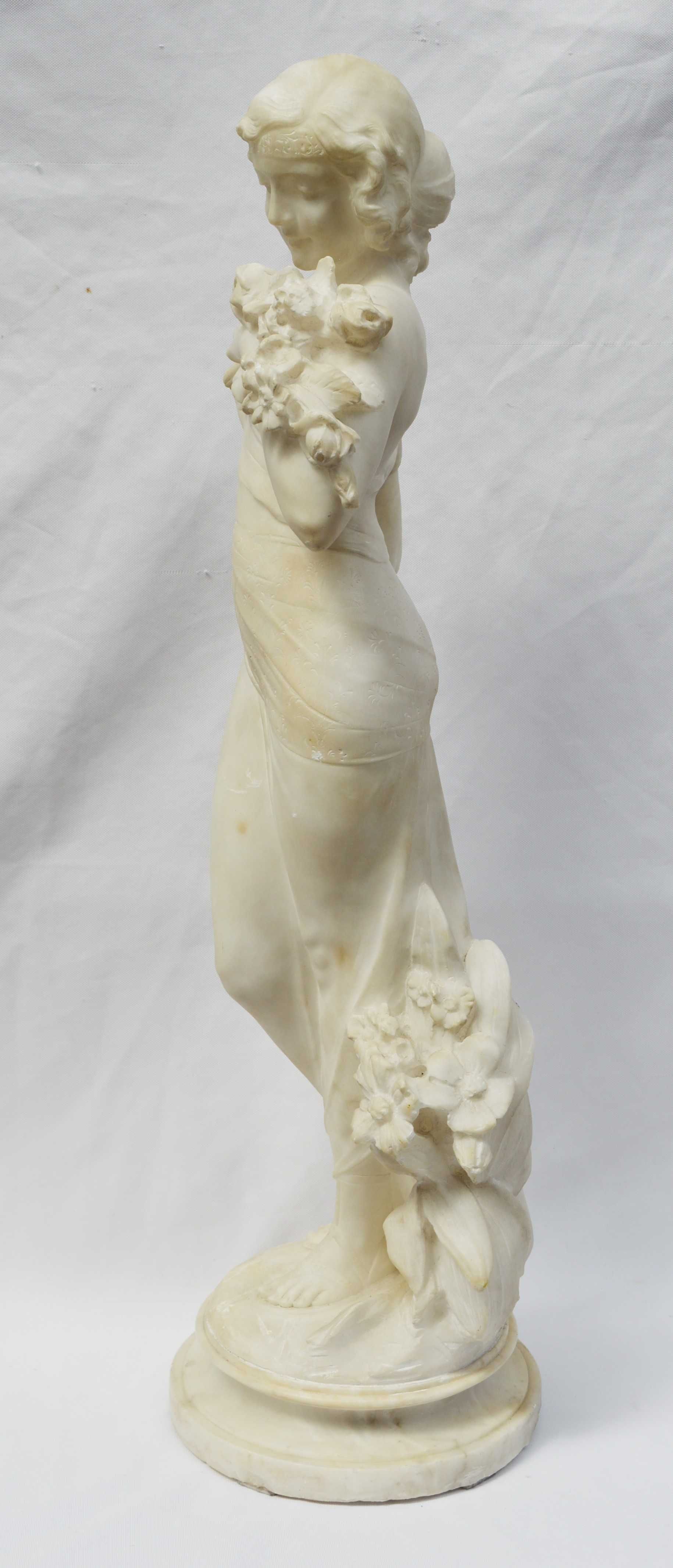 Скульптура A. Jaccardi "Девушка с цветами".
