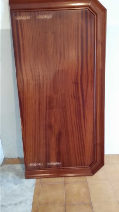 Cabeceira e pés de cama em mogno.