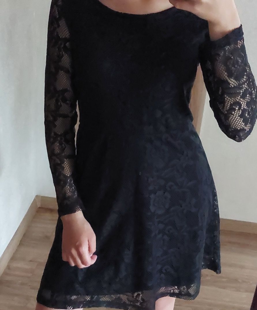 Sukienka czarna koronka rękawy
