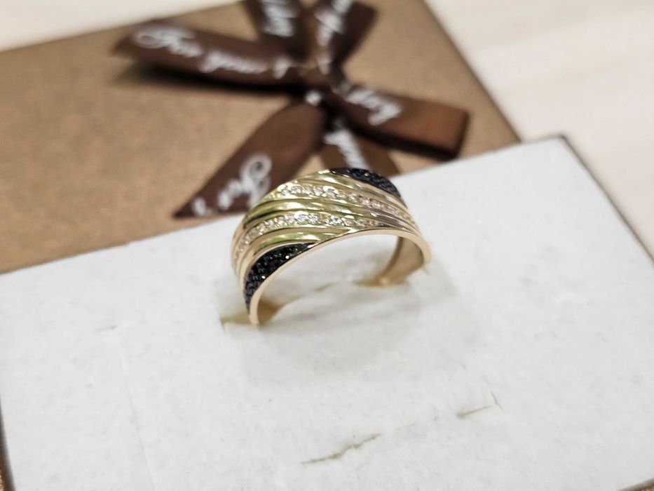 Złoty szerszy PIERŚCIONEK z oczkami CZARNYMI PR 585