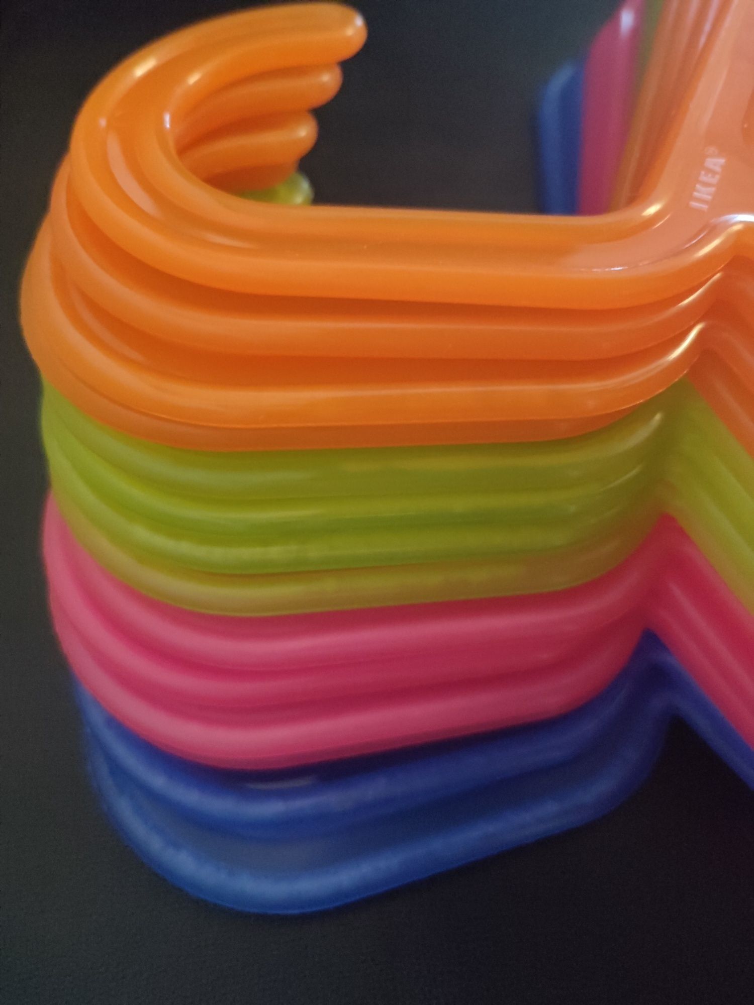 Cabides coloridos p/ roupa criança