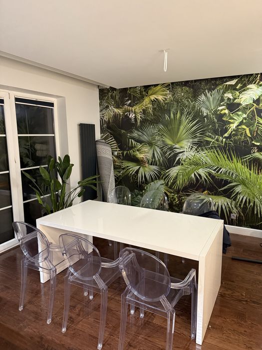 rozkładany stół z krzesłami