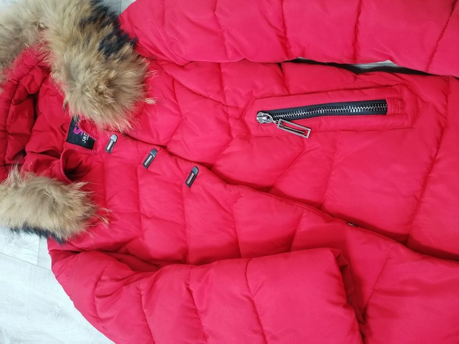 Пуховик S з мехом єнота