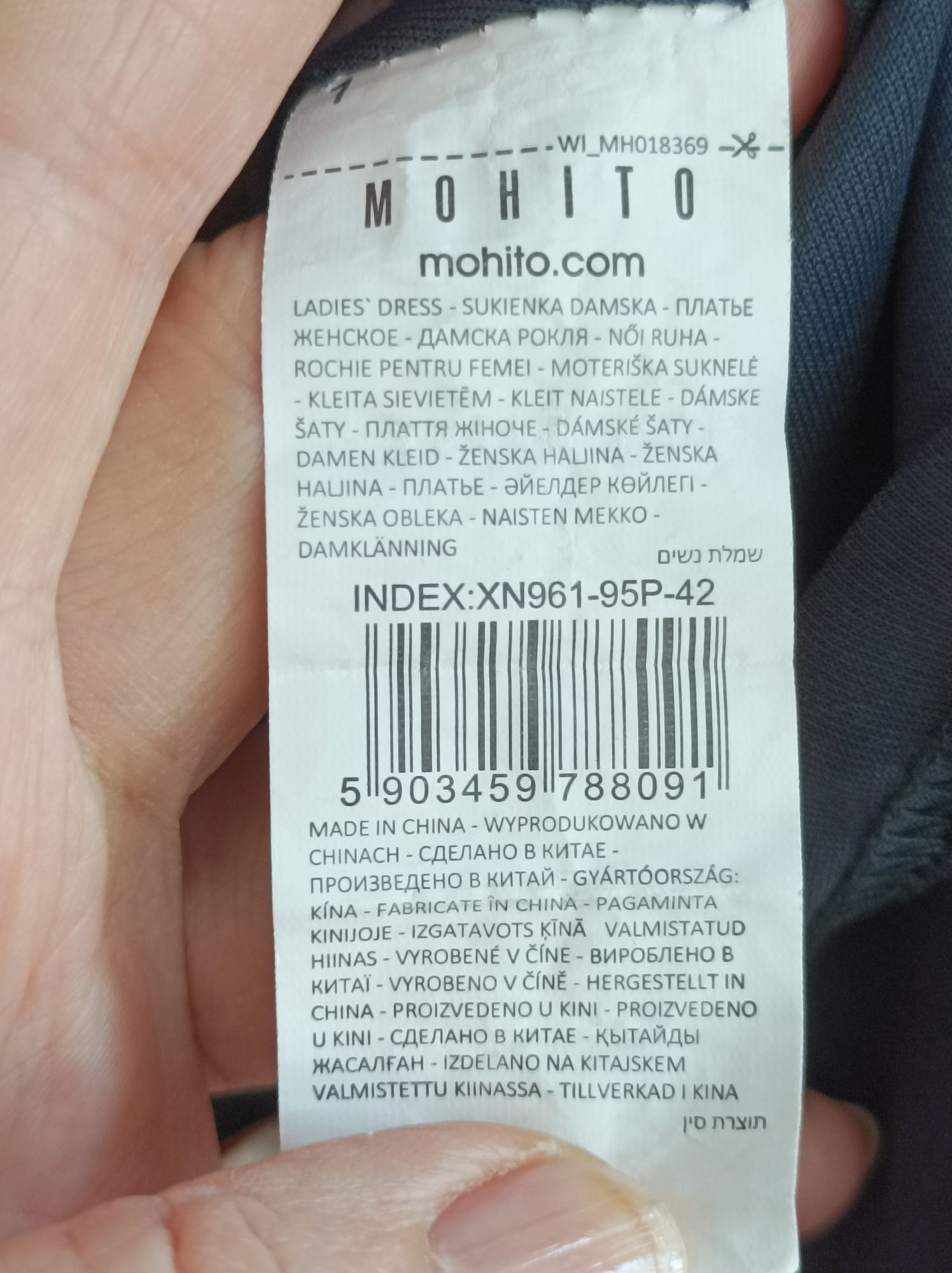 Wzorzysta sukienka z gumką w pasie