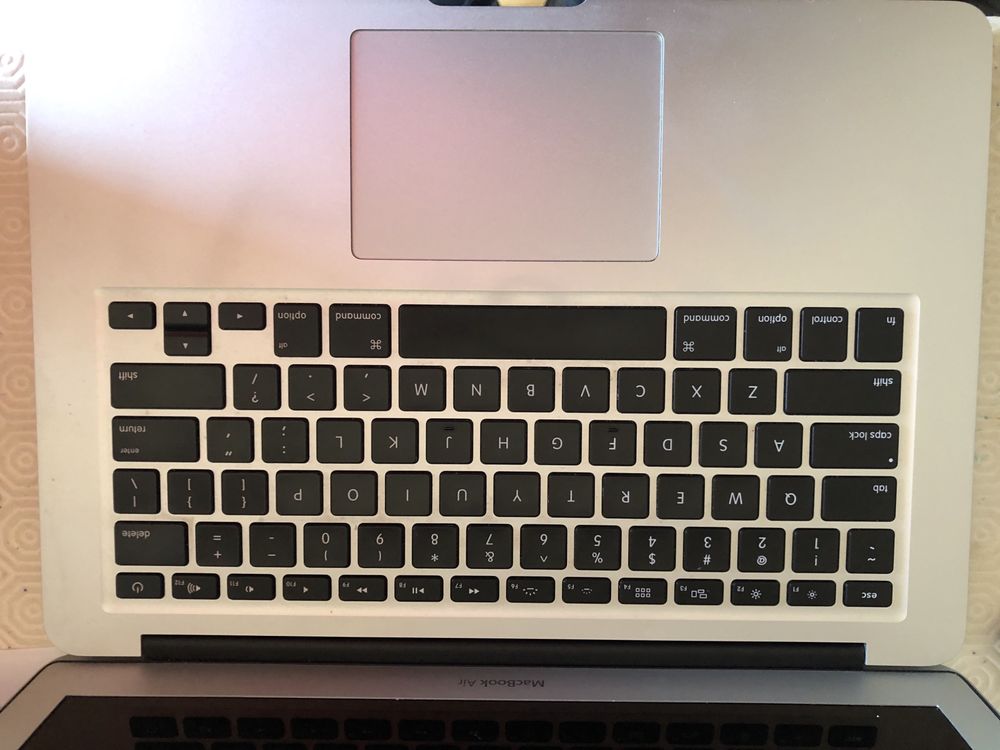 Tenho  todo o tipo de  peças de Macbook Air 2015 A1466