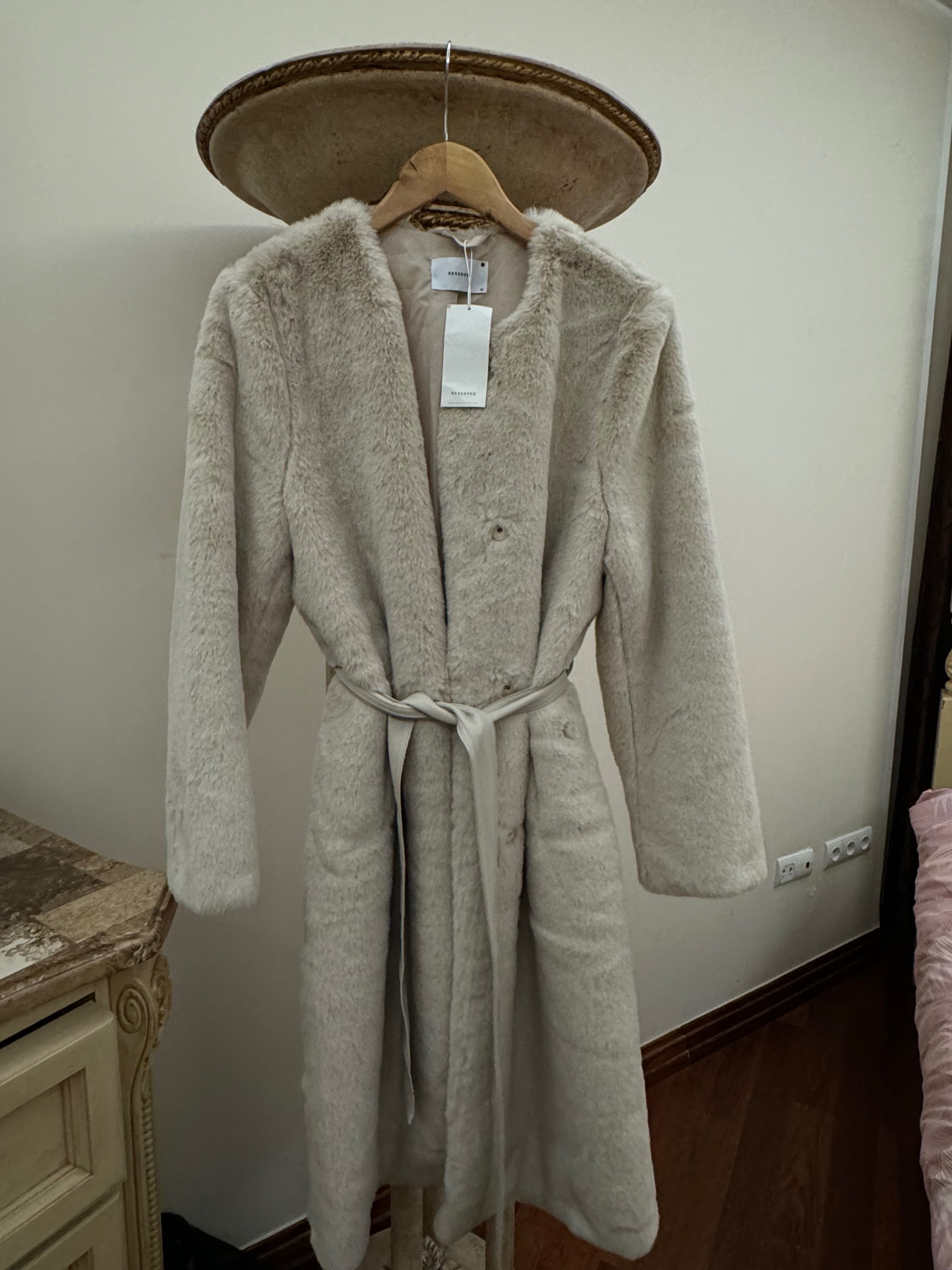 Długie beżowe eleganckie futerko