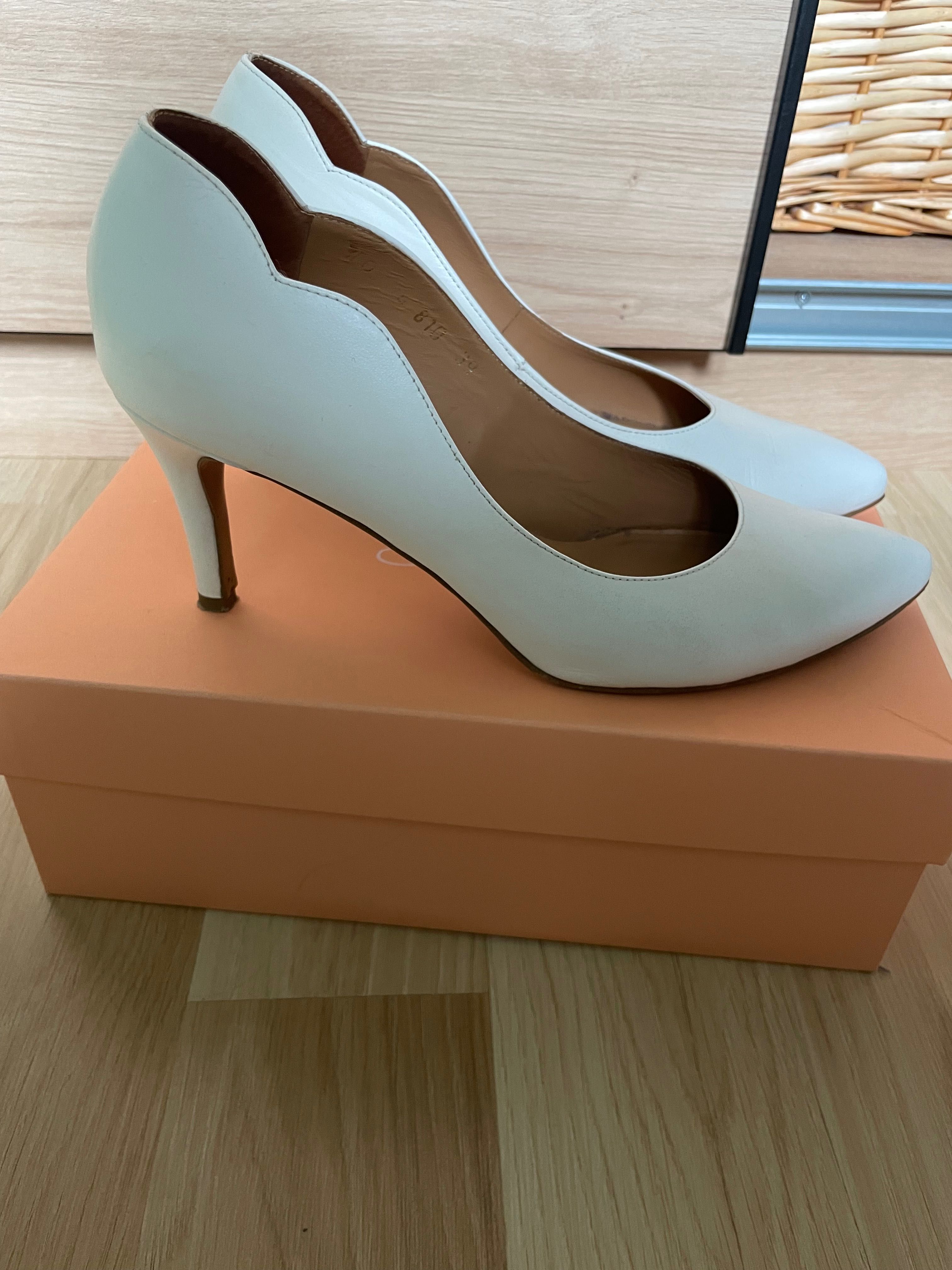 Buty na obcasie białe Anis Erin 39