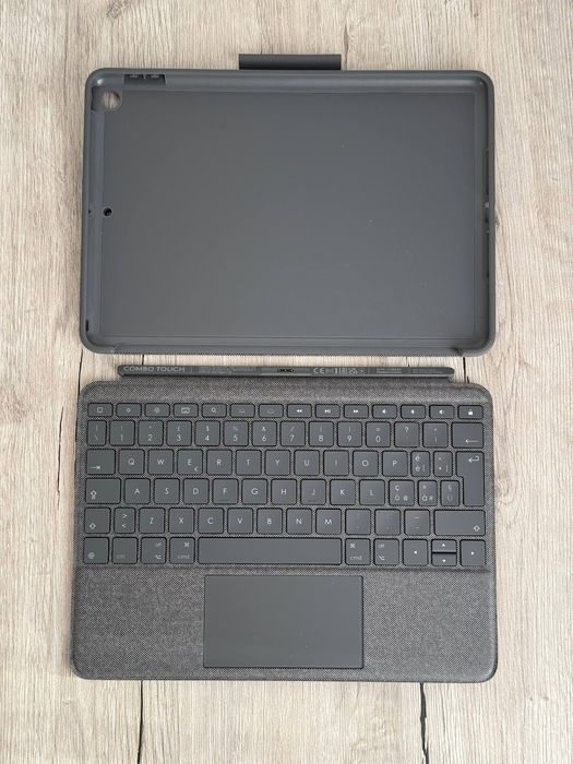 Чохол-клавіатура Logitech Combo Touch для iPad (7-го та 8-го поколінь)