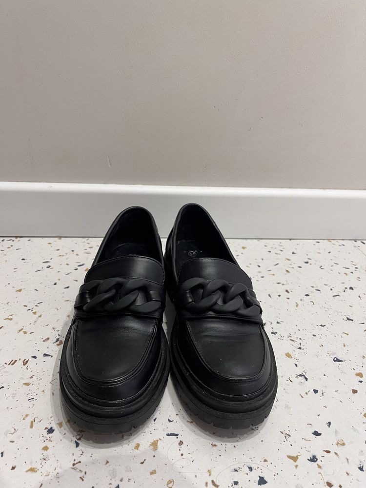 Czarne loafersy damskie