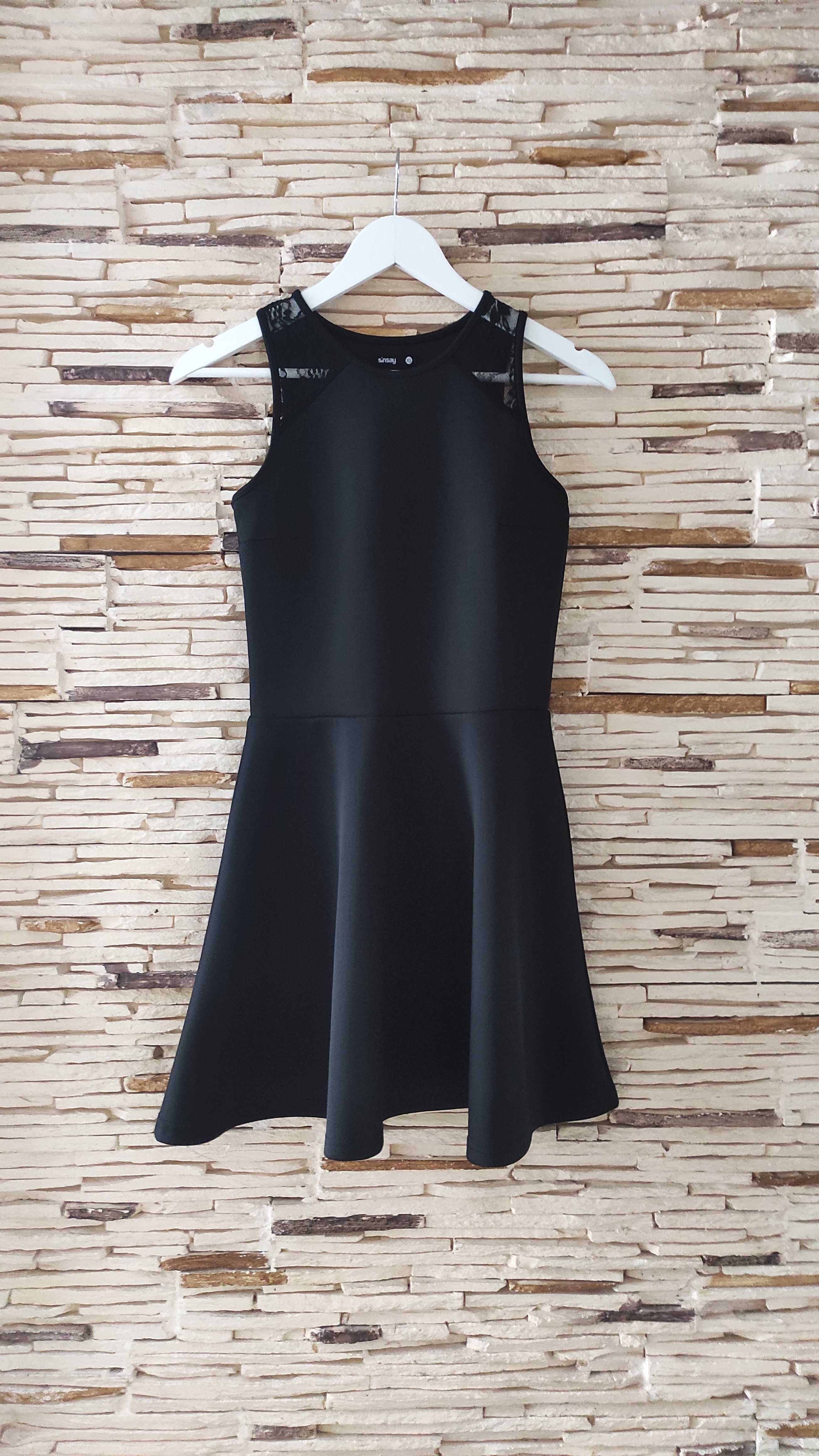Czarna rozkloszowana sukienka z siateczką