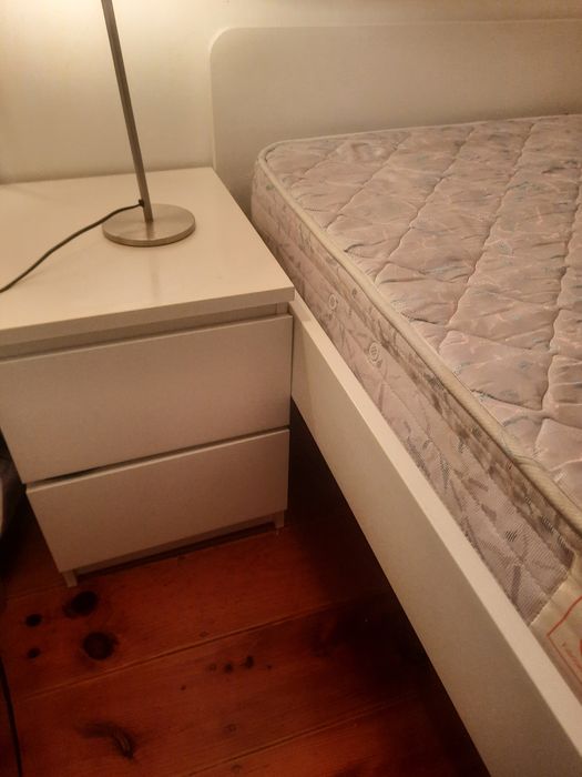 Cama de solteiro com colchão,mesa de cabeceira, guarda roupa , mesa