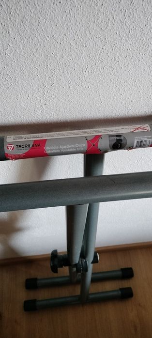 Cavalete regulável cinzento