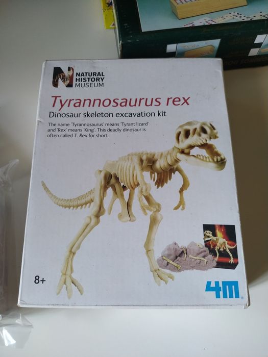 Vários jogos de tabuleiro e para crianças