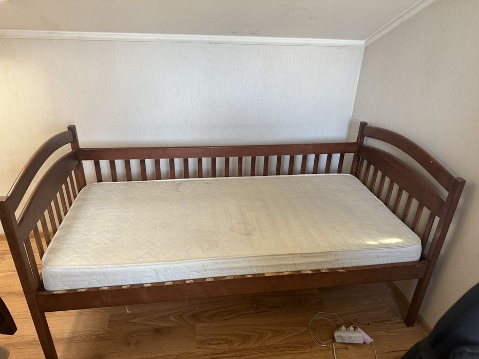 Дитяче ліжко з матрацом