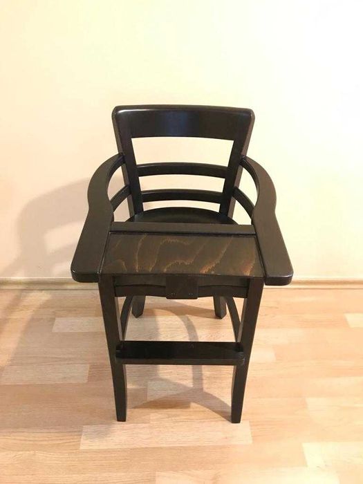 Krzesło do karmienia drewniane Paged wyprodukowano w Polsce