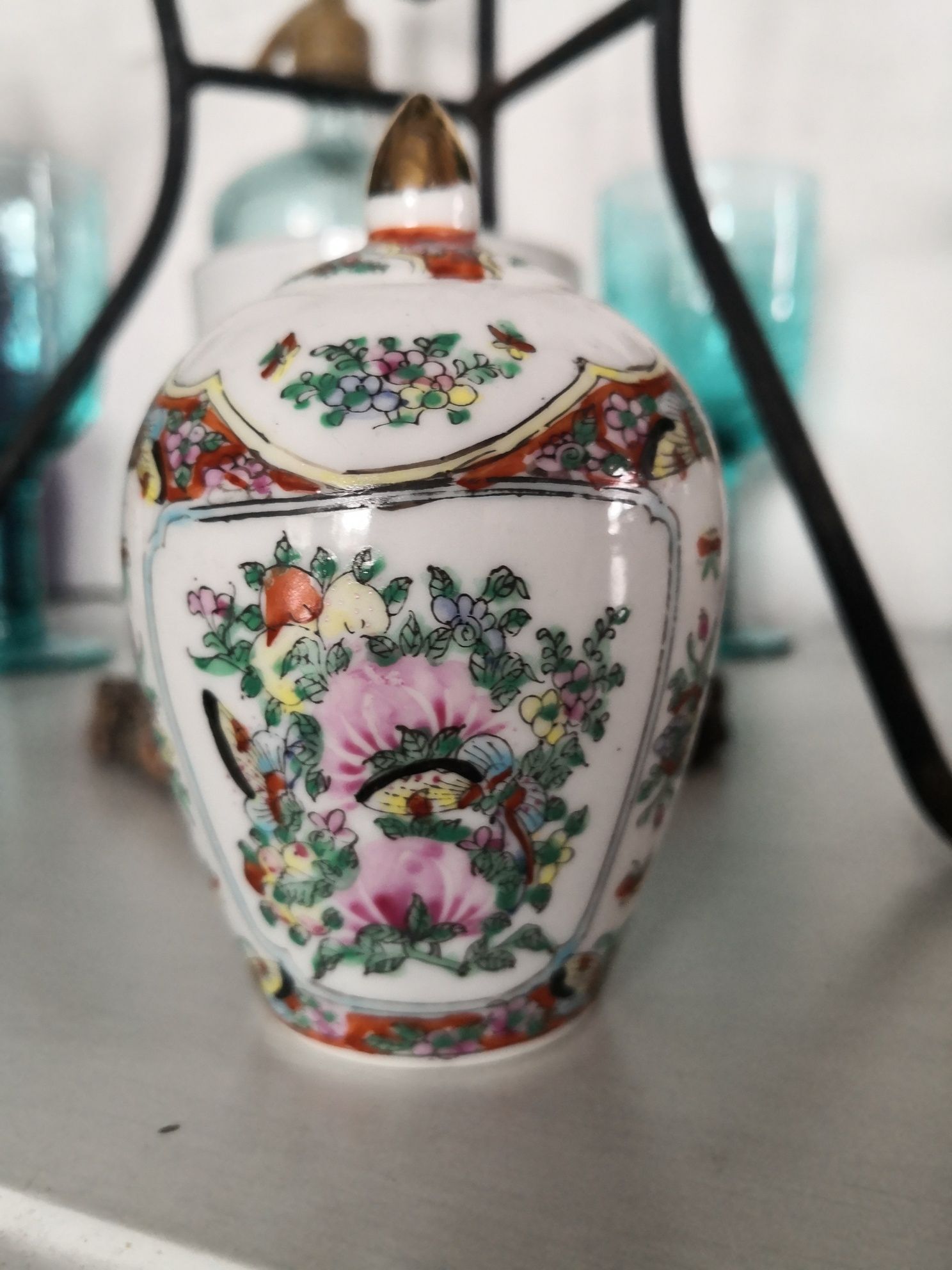 Chińska porcelanowa amfora, ręcznie malowana, wys. 10 cm, sygnatura