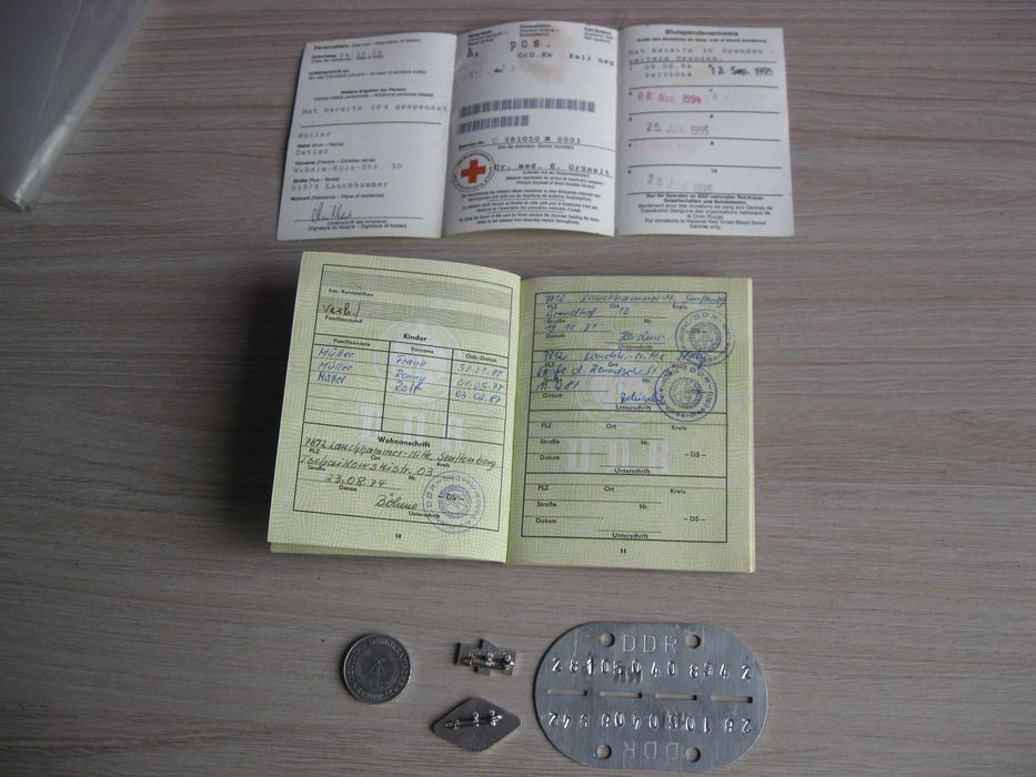 Stary nieśmiertelnik + książeczka wojskowa Wehrdienstausweis DDR NVA