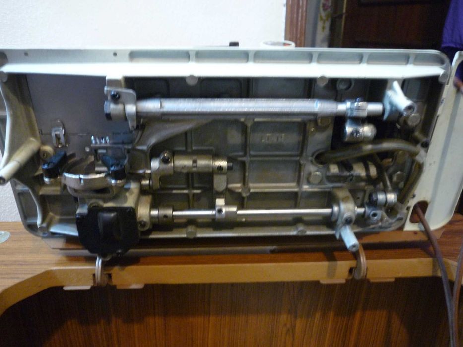 Máquina de costura marca OLIVA