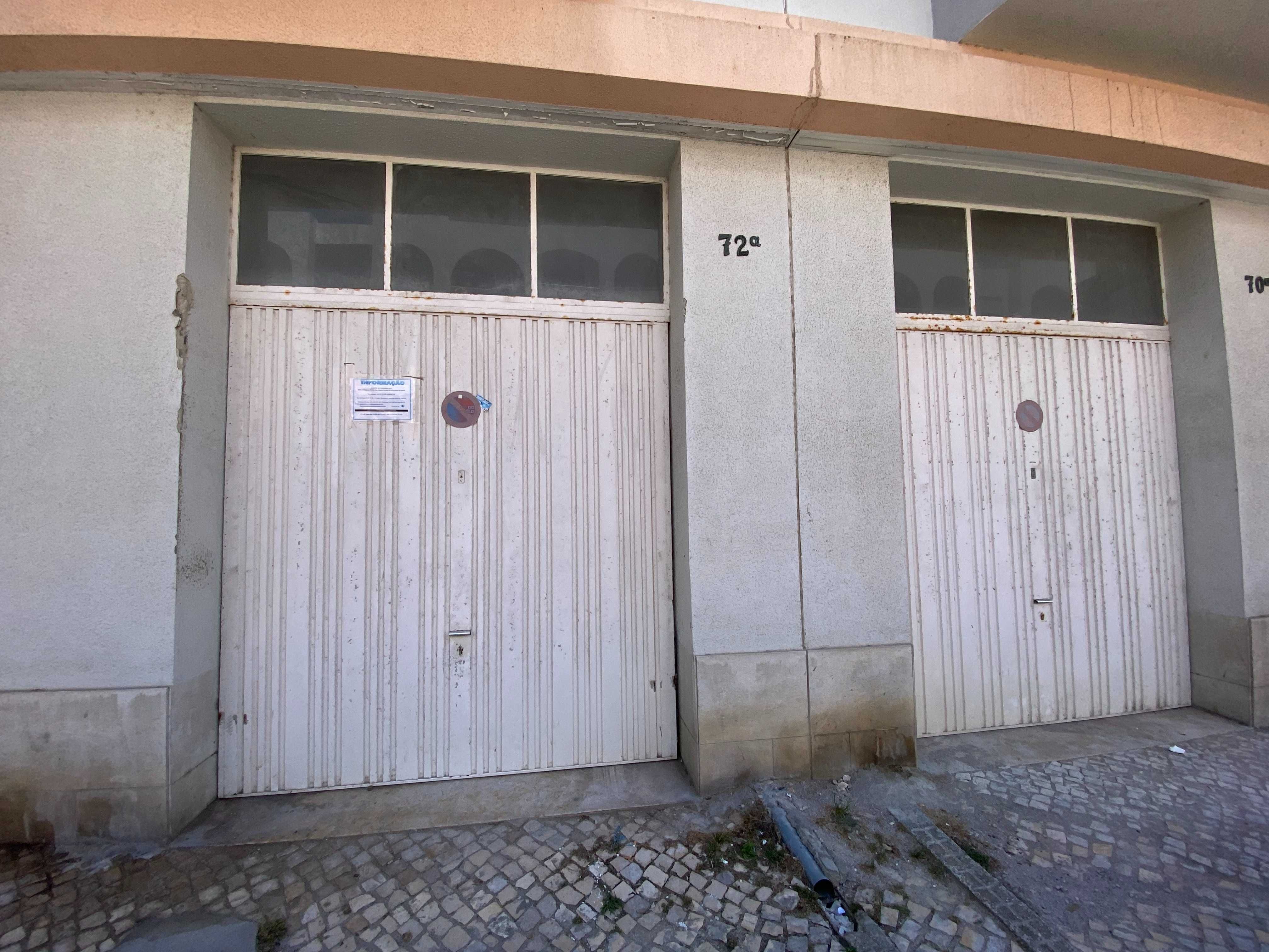Parqueamento 12,55m2 em Santo António na Costa de Caparica com janela