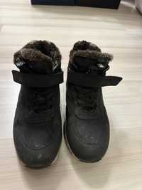 Взуття зимове чорного кольору 39 розмір