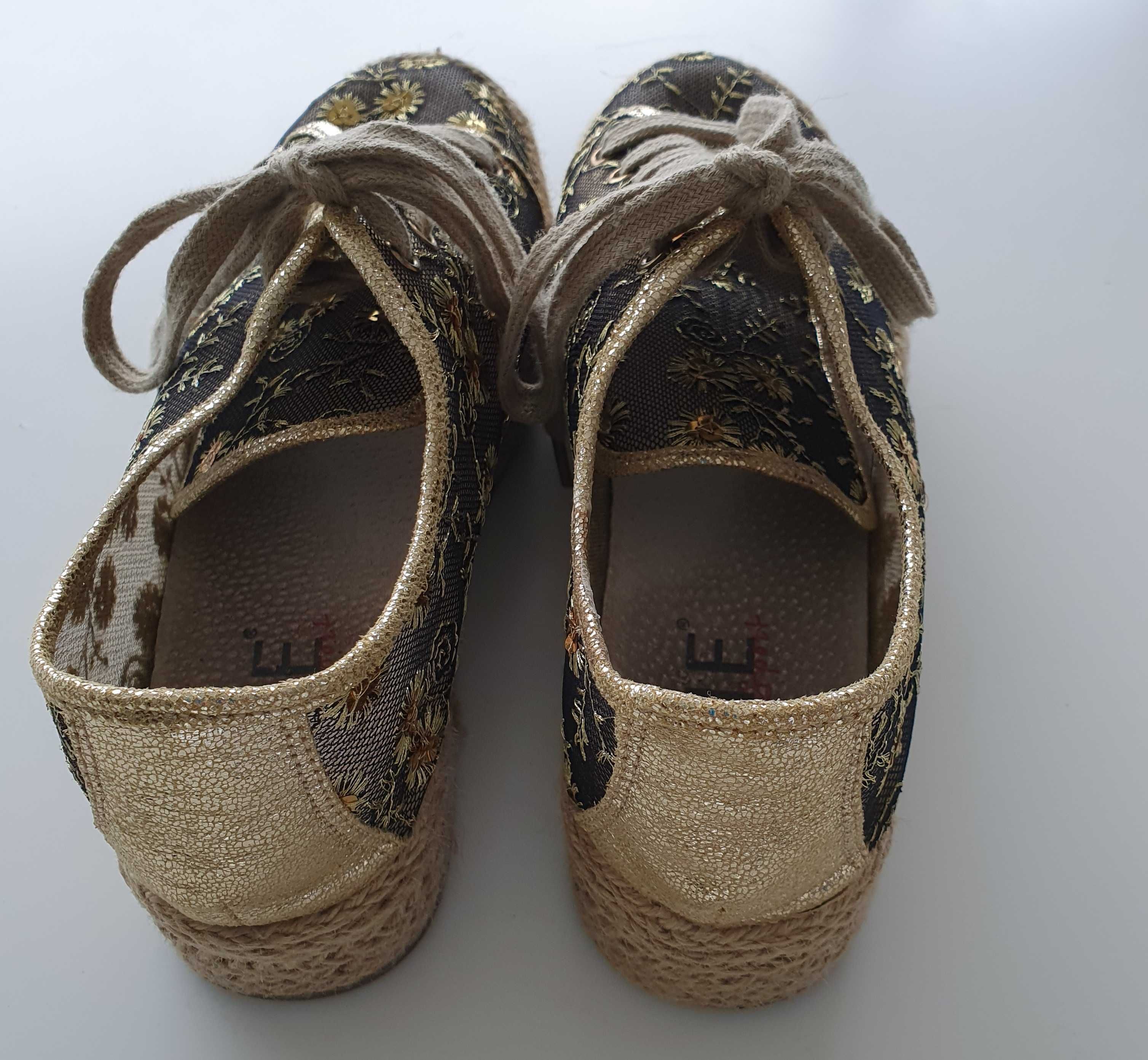 sapatos rendilhados e dourados