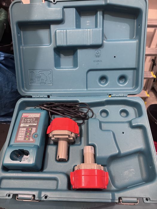 Makita walizka z ladowarką i dwoma akumulatorami.