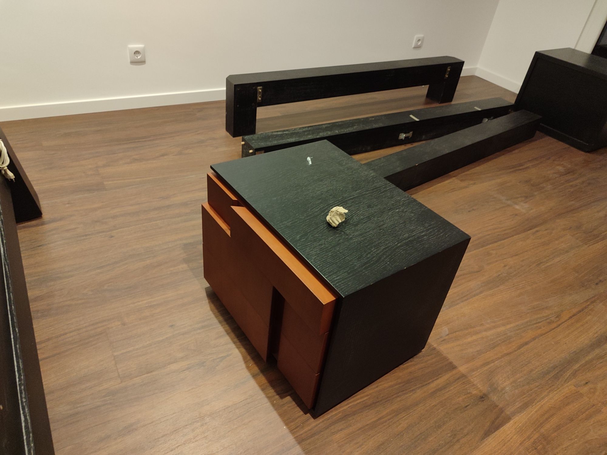 Quarto moderno completo (cama + estrado + mesas de cabeceira + aparado