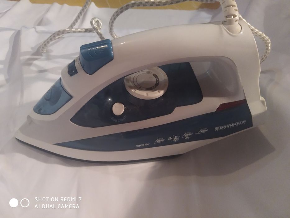 Утюг Grunhelm EI8858T с функцией отпаривания