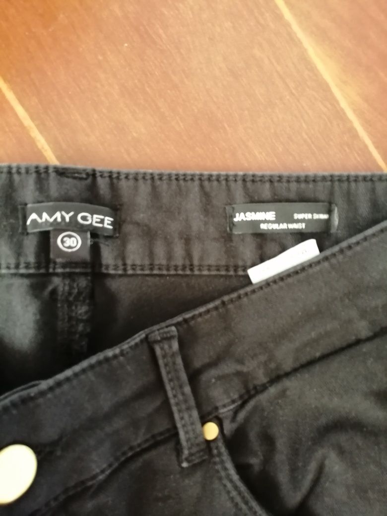 Calça de sarja preta