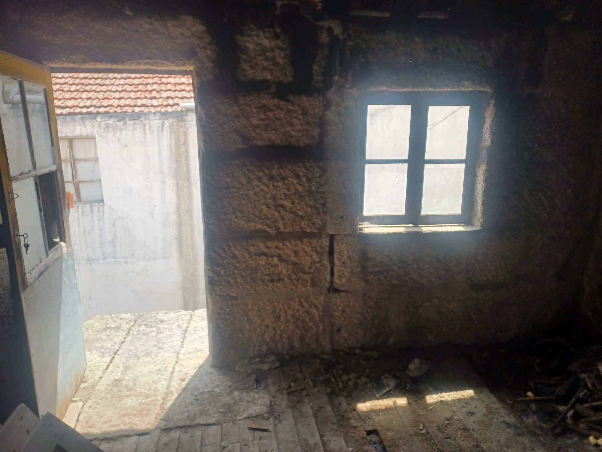 Pequena Casa para Reconstruir