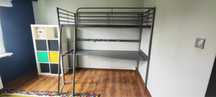 Łóżko piętrowe z biurkiem Ikea i materacem