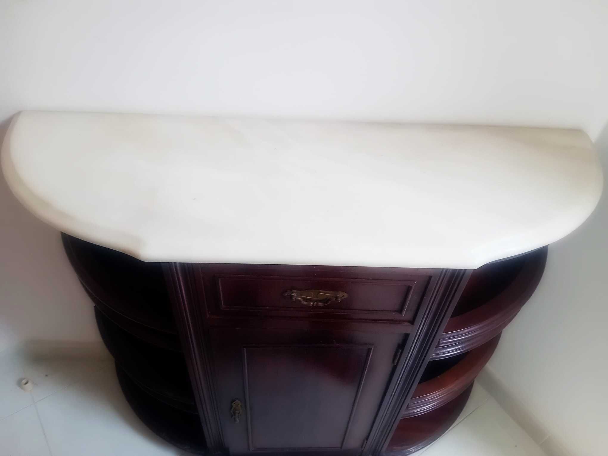 Vendo sapateira em mogno com tampo em mármore por 25 euros