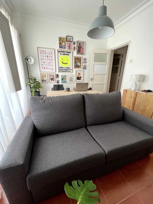 Um bonito sofá cinzento à procura de um novo lar