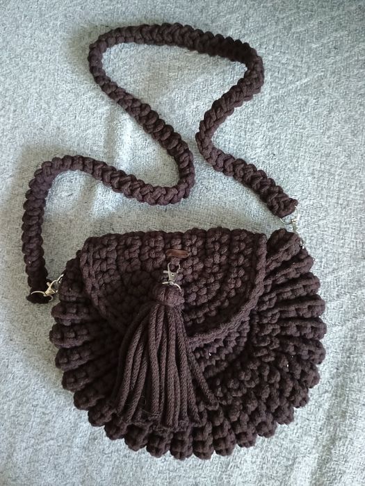 Brązowa okrągła torebka pleciona