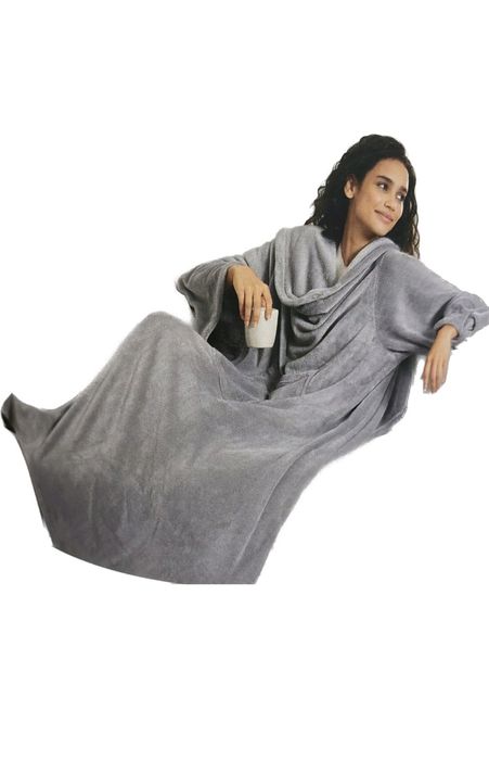 Koc z rekawami i kieszeniami