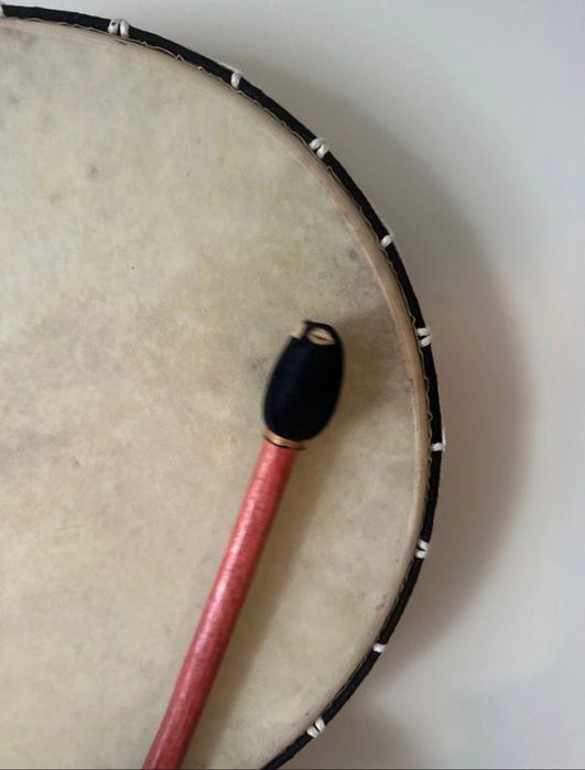 Tambor de mão com pele e baqueta