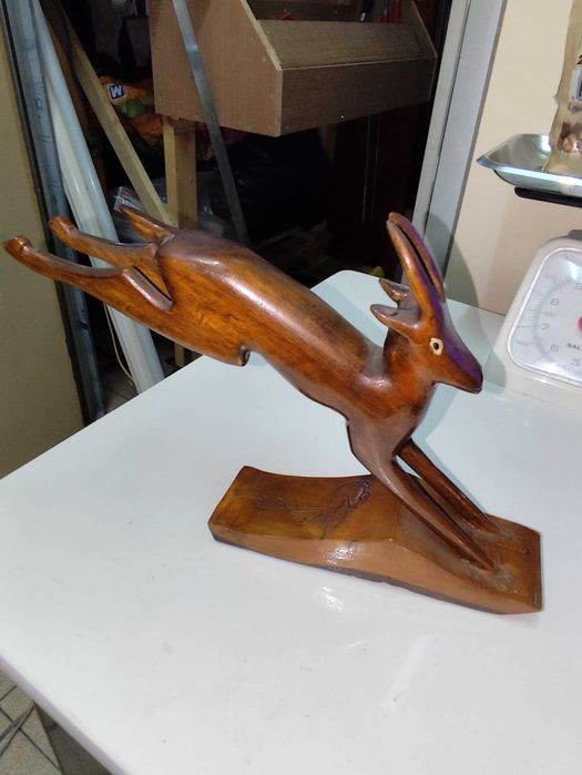Veado impala feito em madeira a mao antigo