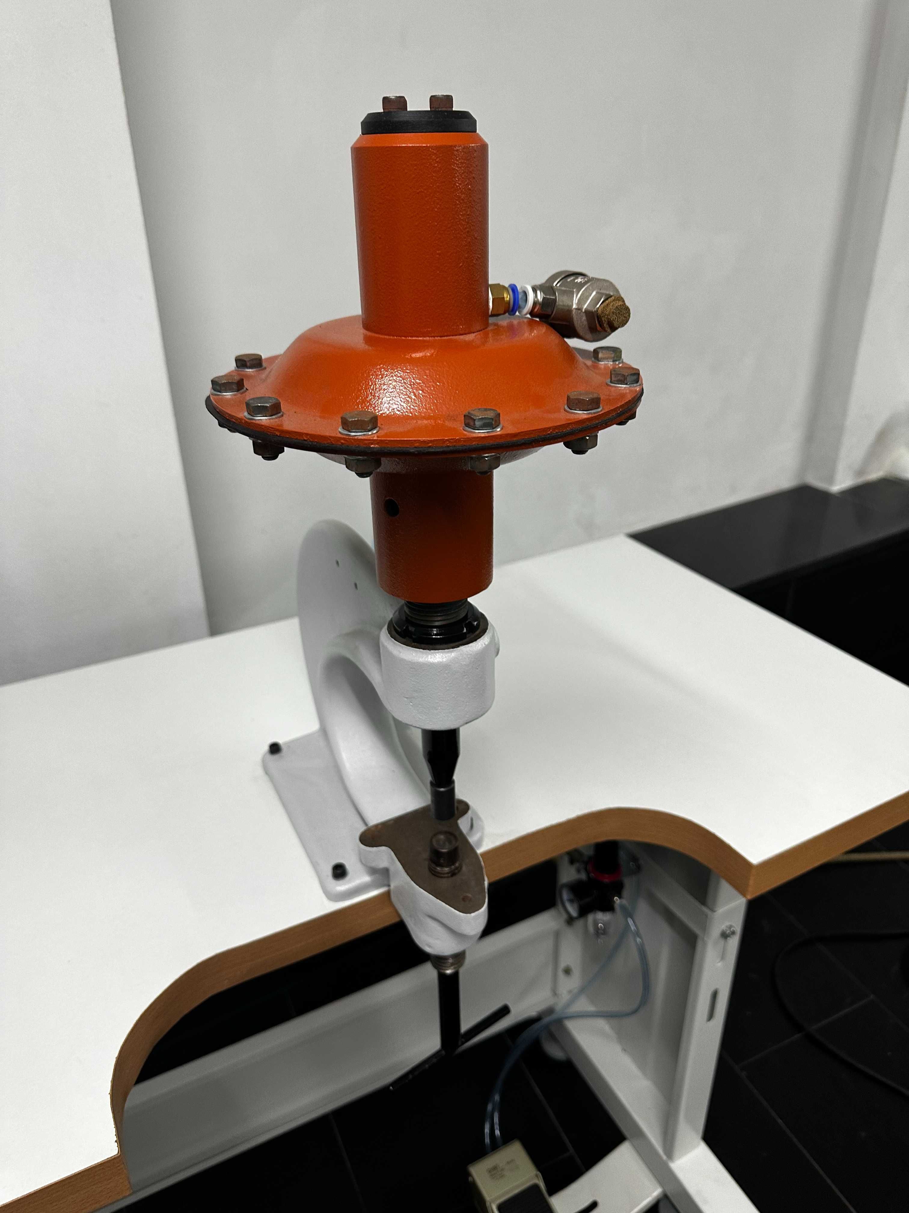 Maquina de vazar e apertar aplicações