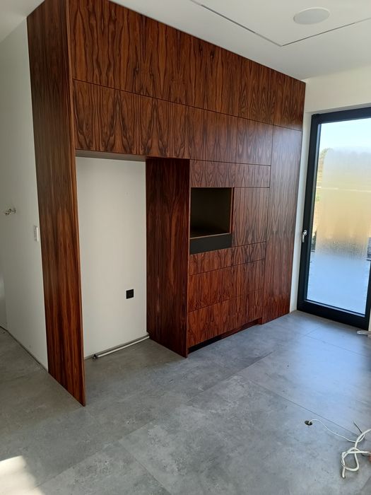 Meble z frontami w naturalnej okleinie