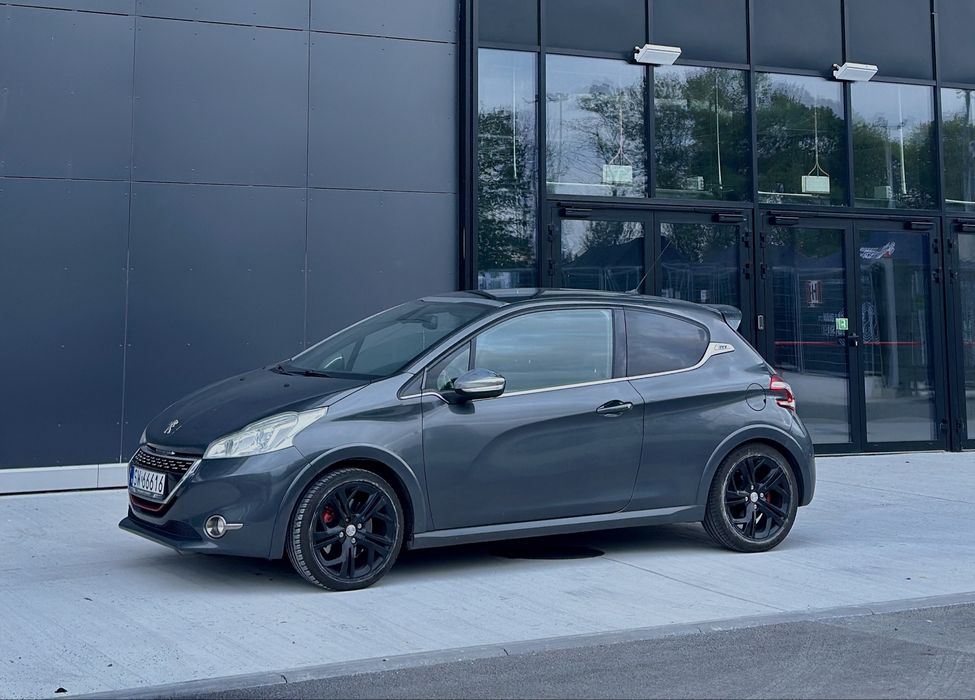 Peugeot 208 GTI po kolizji z motocyklem